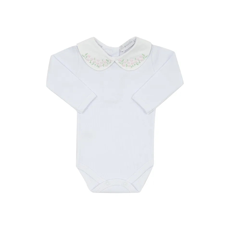 body floreira rosa bebê branco com gola peter pan bordada com delicadas flores rosa e folhas verdes