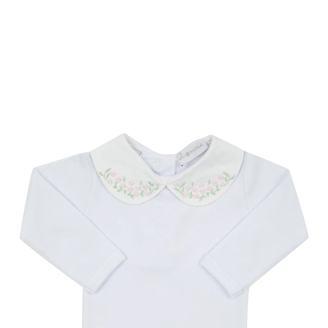 body floreira rosa bebê branco com gola peter pan bordada com delicadas flores rosa e folhas verdes