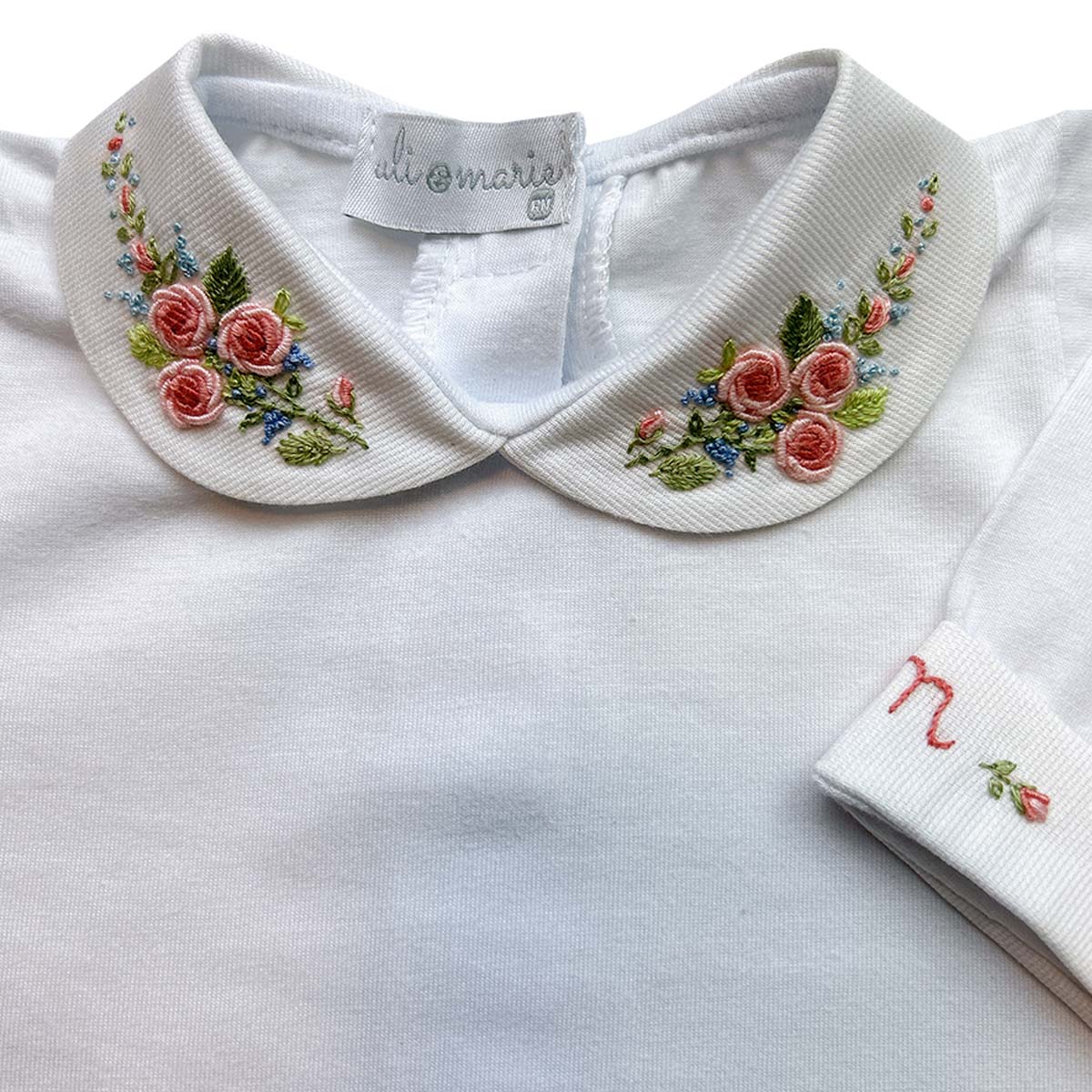 body jardim, modelo branco com gola bordada em flores delicadas em tons de rosa e verde, confeccionado em algodão macio e confortável