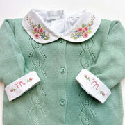 body jardim, modelo branco com gola bordada em flores delicadas em tons de rosa e verde, confeccionado em algodão macio e confortável