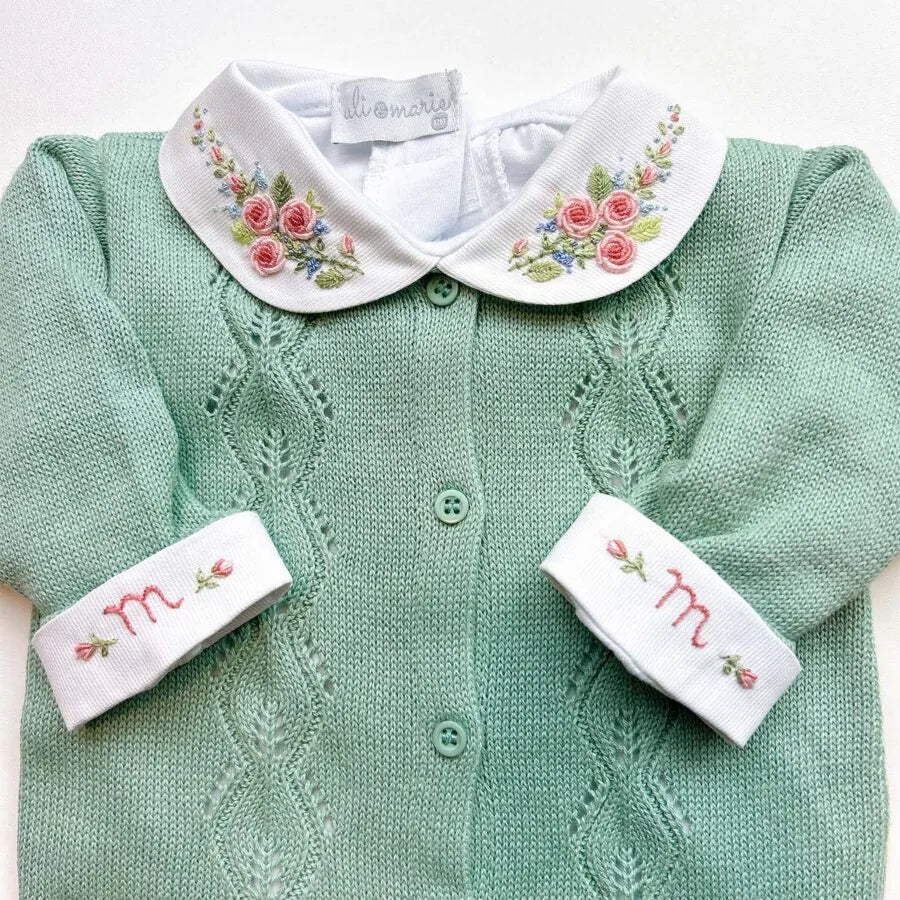 body jardim, modelo branco com gola bordada em flores delicadas em tons de rosa e verde, confeccionado em algodão macio e confortável