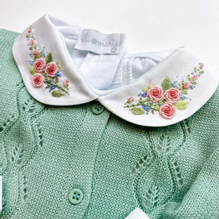 body jardim, modelo branco com gola bordada em flores delicadas em tons de rosa e verde, confeccionado em algodão macio e confortável