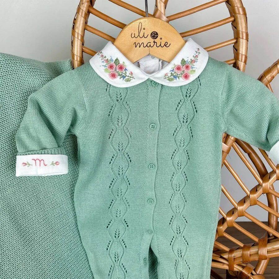 body jardim, modelo branco com gola bordada em flores delicadas em tons de rosa e verde, confeccionado em algodão macio e confortável