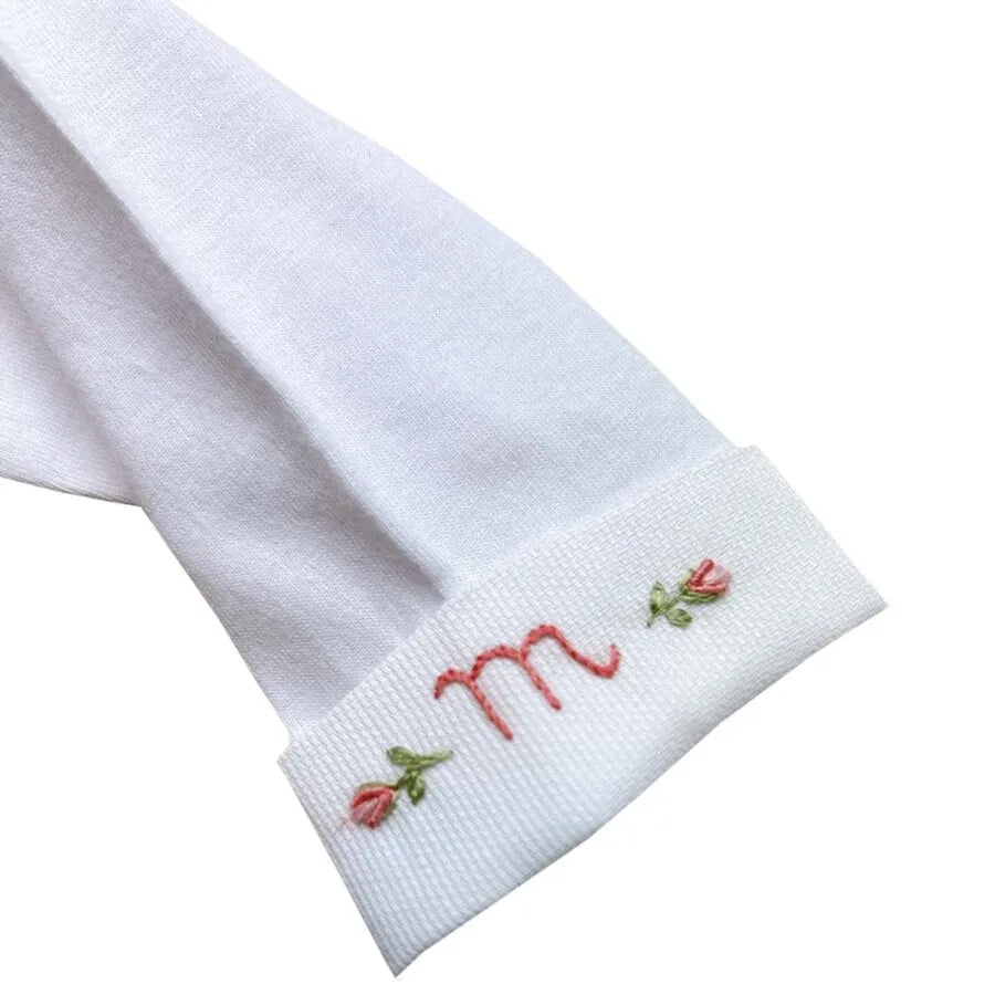 body jardim, modelo branco com gola bordada em flores delicadas em tons de rosa e verde, confeccionado em algodão macio e confortável