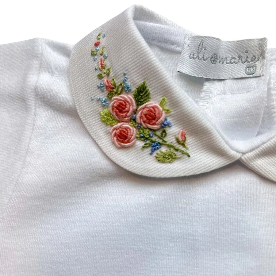 body jardim, modelo branco com gola bordada em flores delicadas em tons de rosa e verde, confeccionado em algodão macio e confortável