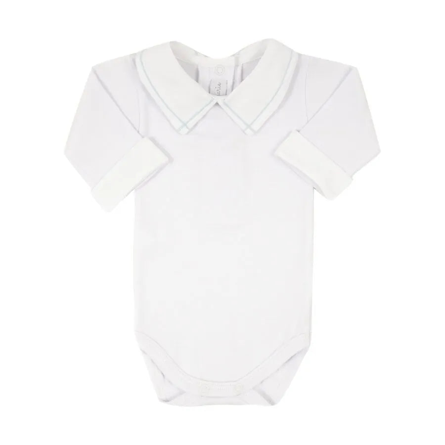 body jorge azul bebê em algodão branco, com gola peter pan e viés azul suave, combinando conforto e delicadeza para ocasiões especiais do bebê