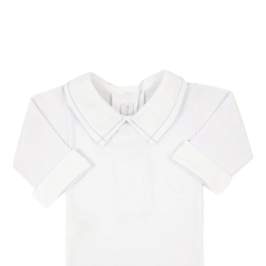 body jorge azul bebê em algodão branco, com gola peter pan e viés azul suave, combinando conforto e delicadeza para ocasiões especiais do bebê