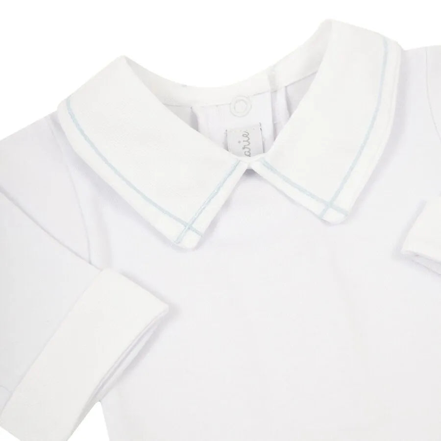 body jorge azul bebê em algodão branco, com gola peter pan e viés azul suave, combinando conforto e delicadeza para ocasiões especiais do bebê