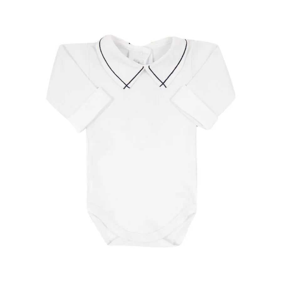 body jorge azul marinho em algodão branco, com gola peter pan e viés azul marinho, trazendo um toque clássico e elegante ao look do bebê