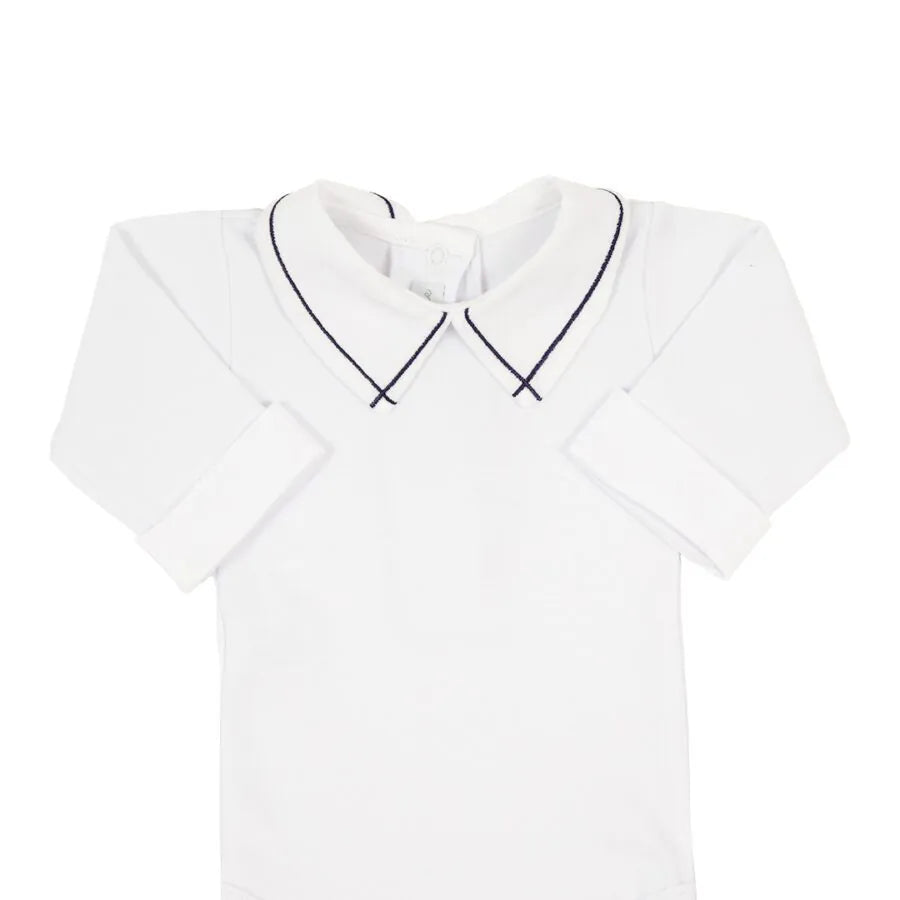 body jorge azul marinho em algodão branco, com gola peter pan e viés azul marinho, trazendo um toque clássico e elegante ao look do bebê