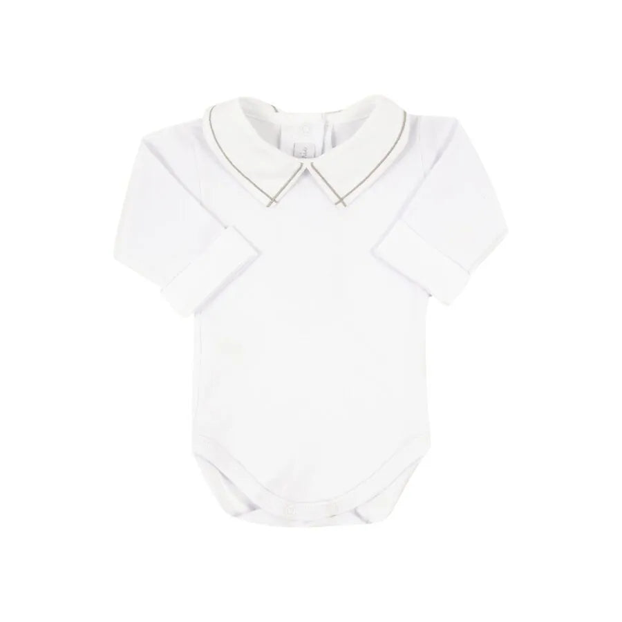 body jorge cinza em algodão branco, com gola peter pan e delicado viés cinza no contorno, unindo elegância e conforto para o bebê