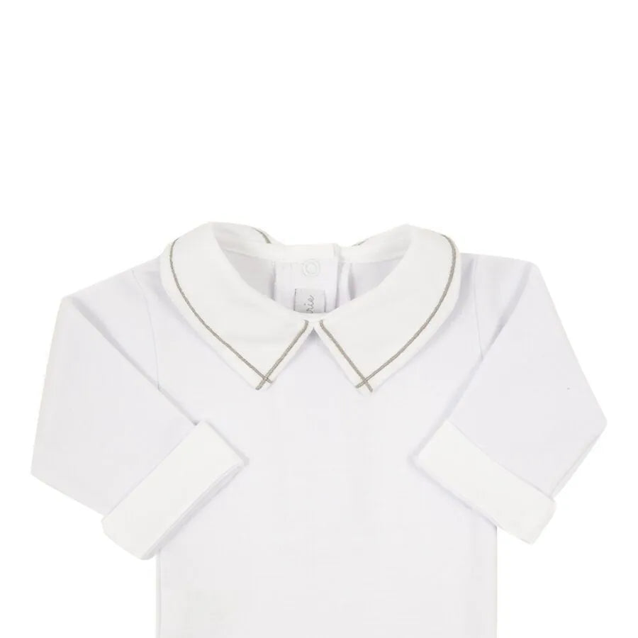 body jorge cinza em algodão branco, com gola peter pan e delicado viés cinza no contorno, unindo elegância e conforto para o bebê