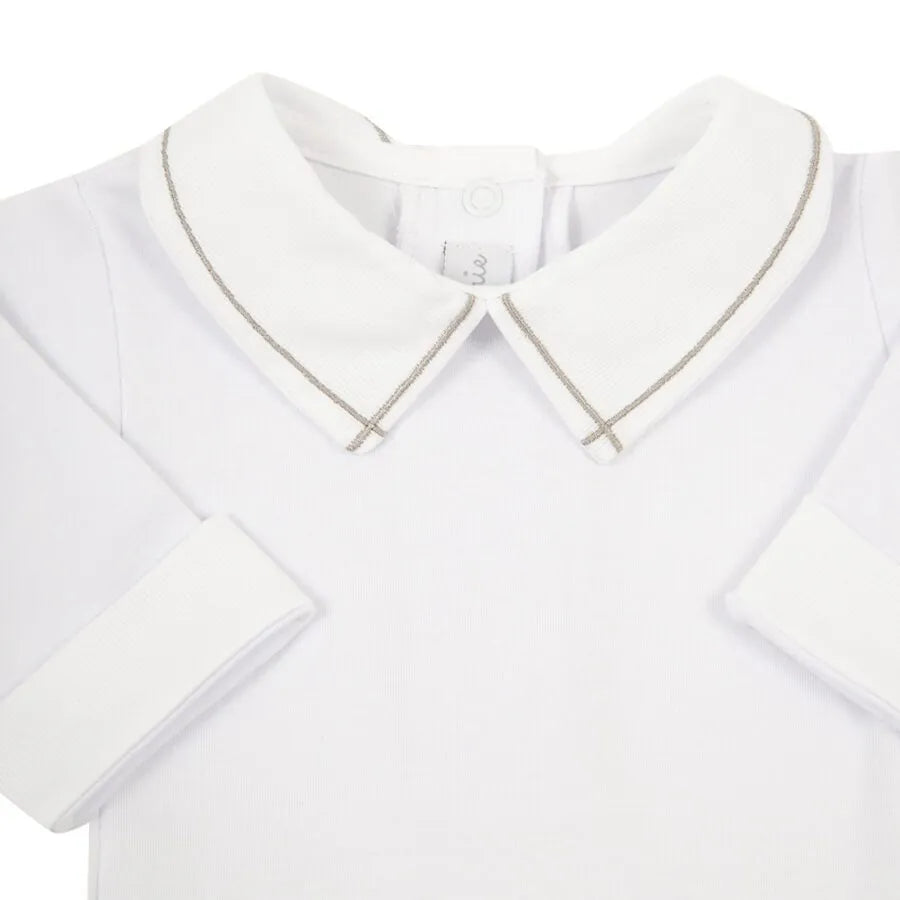 body jorge cinza em algodão branco, com gola peter pan e delicado viés cinza no contorno, unindo elegância e conforto para o bebê