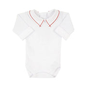 body jorge vermelho em algodão branco, com gola peter pan e viés vermelho contrastante, perfeito para compor looks delicados e cheios de estilo