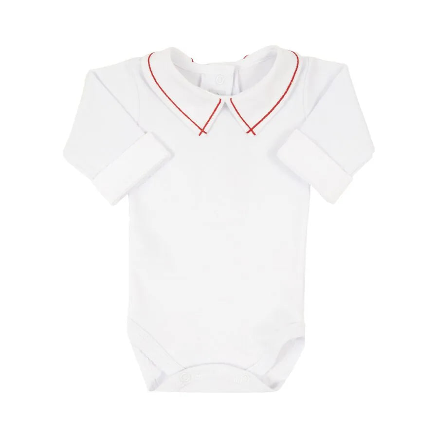 body jorge vermelho em algodão branco, com gola peter pan e viés vermelho contrastante, perfeito para compor looks delicados e cheios de estilo