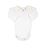 body juliana amarelo bebê em algodão branco com gola peter pan bordada em tons de amarelo delicado