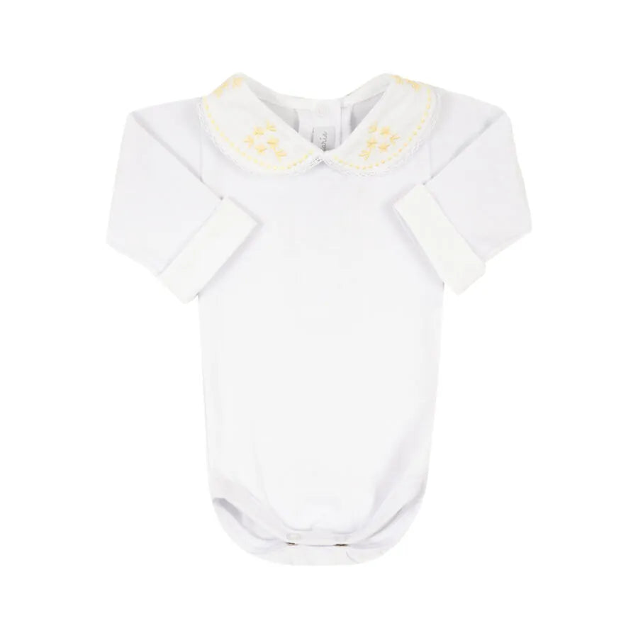 body juliana amarelo bebê em algodão branco com gola peter pan bordada em tons de amarelo delicado