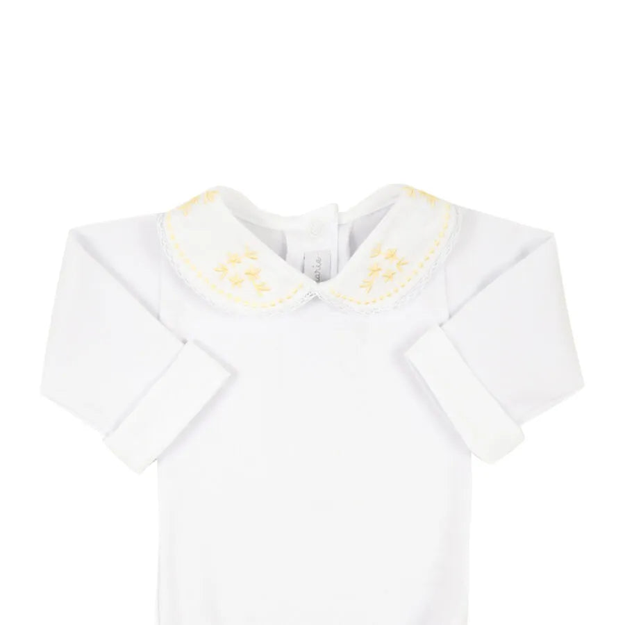 body juliana amarelo bebê em algodão branco com gola peter pan bordada em tons de amarelo delicado