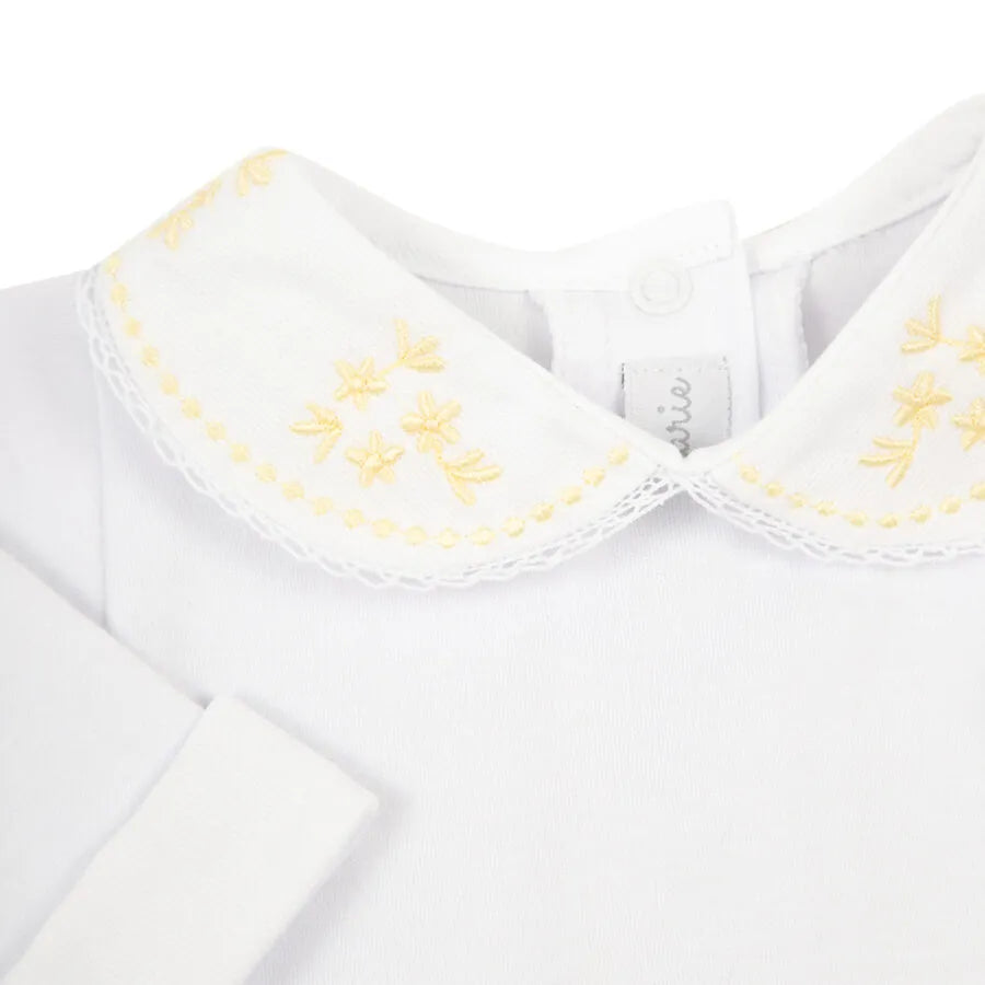body juliana amarelo bebê em algodão branco com gola peter pan bordada em tons de amarelo delicado