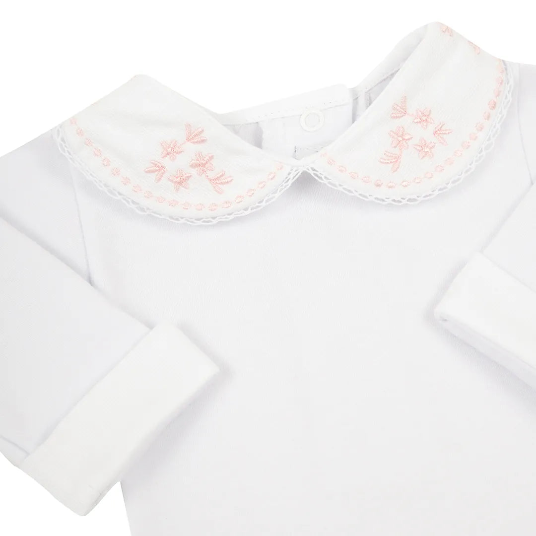 body juliana rosa bebê em algodão branco com gola peter pan bordada com flores rosadas e delicado acabamento rendado