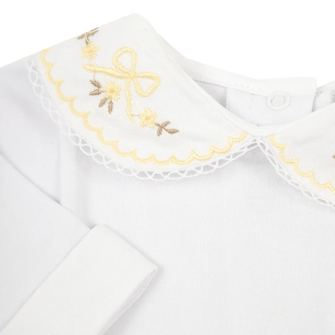 body laçarote amarelo bebê em algodão branco com gola bordada de laços e raminhos amarelos com acabamento delicado