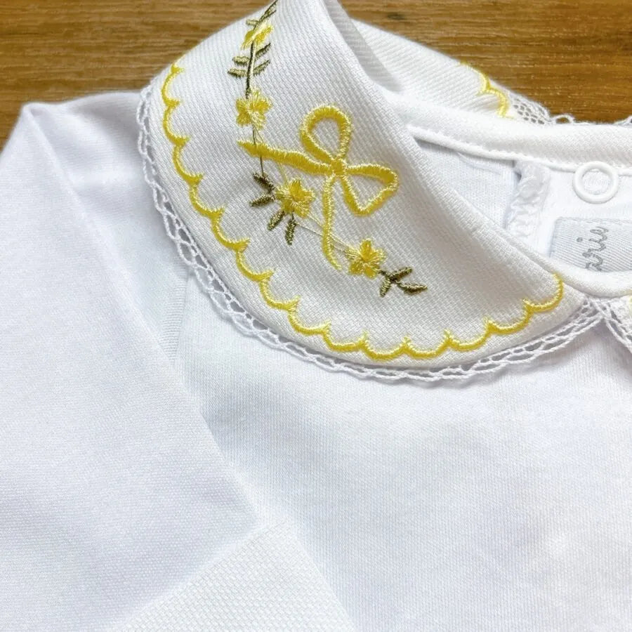 body laçarote amarelo bebê em algodão branco com gola bordada de laços e raminhos amarelos com acabamento delicado