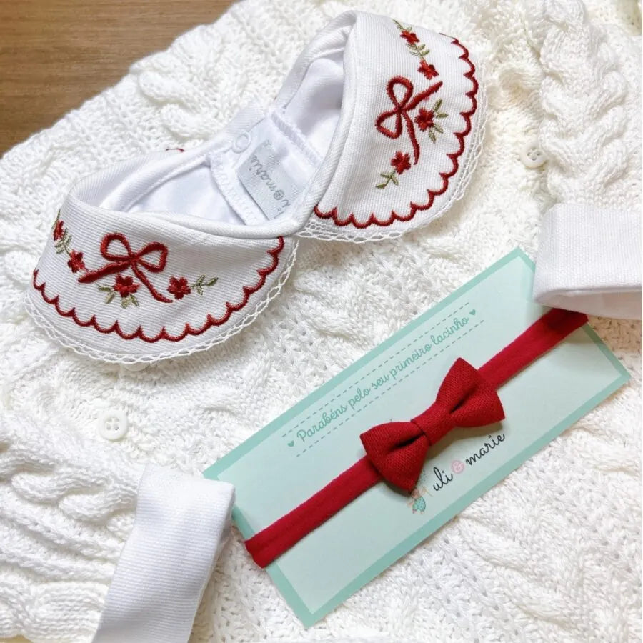 body laçarote vermelho em algodão branco com gola bordada de laços e flores vermelhas com acabamento delicado
