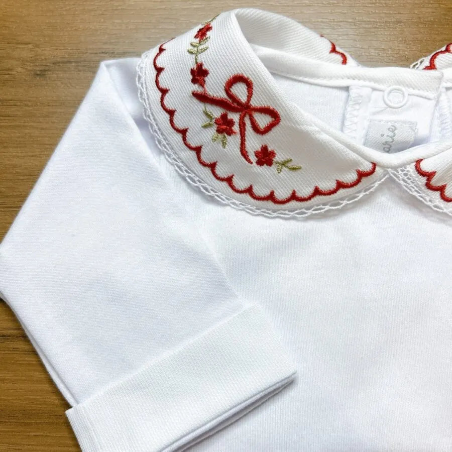 body laçarote vermelho em algodão branco com gola bordada de laços e flores vermelhas com acabamento delicado