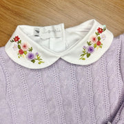 body lilac, modelo branco com gola bordada em flores coloridas nos tons de lilás, rosa e verde, confeccionado em algodão macio para o máximo conforto do bebê