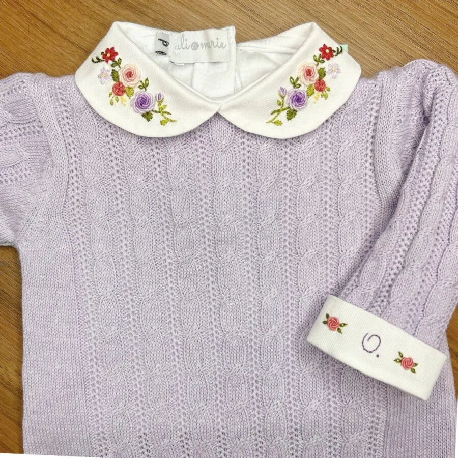 body lilac, modelo branco com gola bordada em flores coloridas nos tons de lilás, rosa e verde, confeccionado em algodão macio para o máximo conforto do bebê