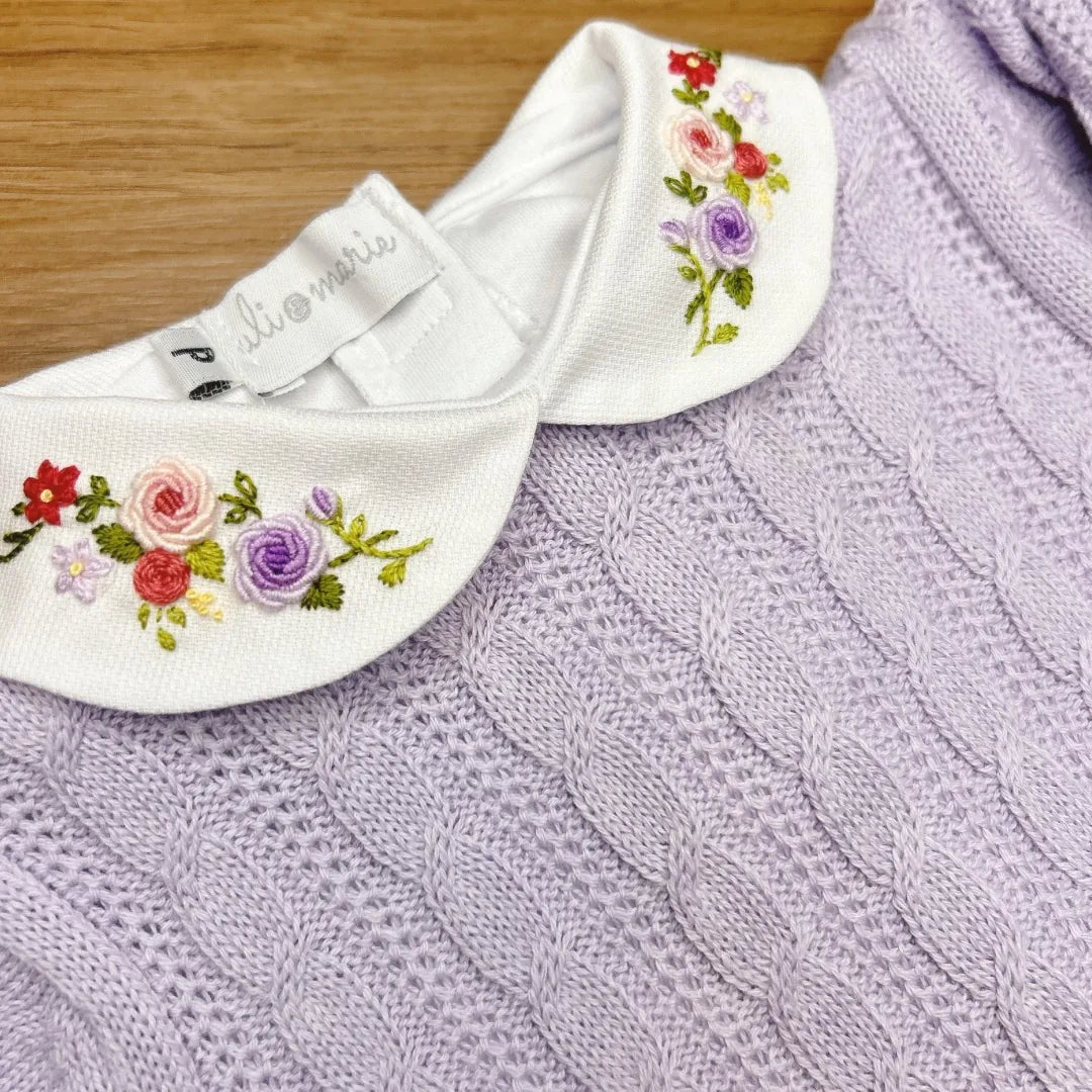 body lilac, modelo branco com gola bordada em flores coloridas nos tons de lilás, rosa e verde, confeccionado em algodão macio para o máximo conforto do bebê