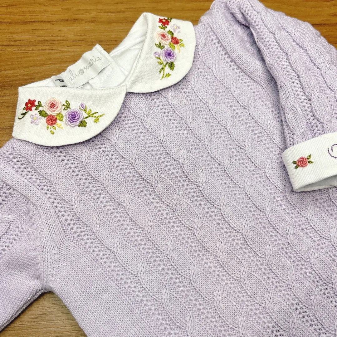 body lilac, modelo branco com gola bordada em flores coloridas nos tons de lilás, rosa e verde, confeccionado em algodão macio para o máximo conforto do bebê