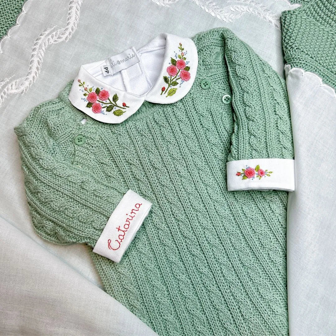 body lucia verde-água em tricô texturizado com gola branca e punhos bordados com detalhes florais em tons de rosa