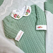 body lucia verde-água em tricô texturizado com gola branca e punhos bordados com detalhes florais em tons de rosa