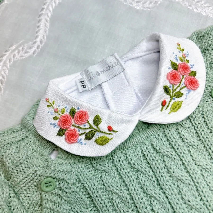 body lucia verde-água em tricô texturizado com gola branca e punhos bordados com detalhes florais em tons de rosa