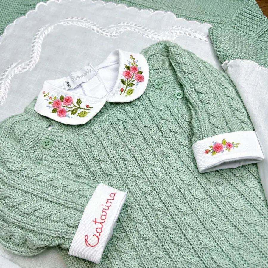 body lucia verde-água em tricô texturizado com gola branca e punhos bordados com detalhes florais em tons de rosa