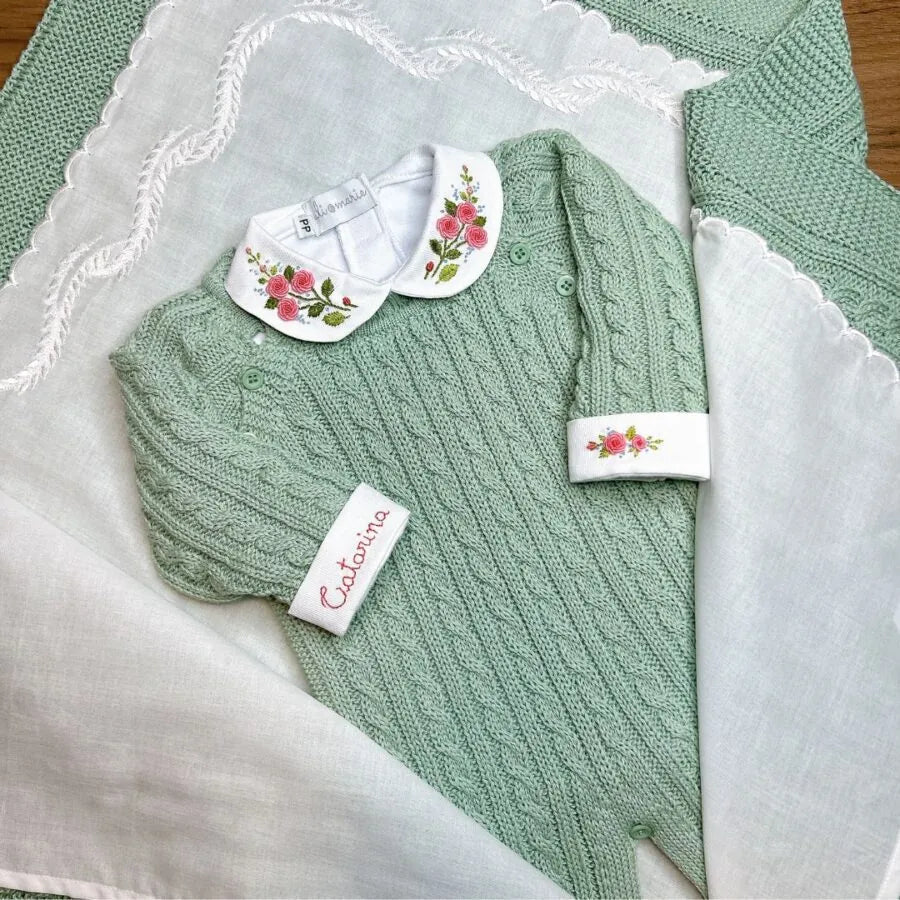 body lucia verde-água em tricô texturizado com gola branca e punhos bordados com detalhes florais em tons de rosa