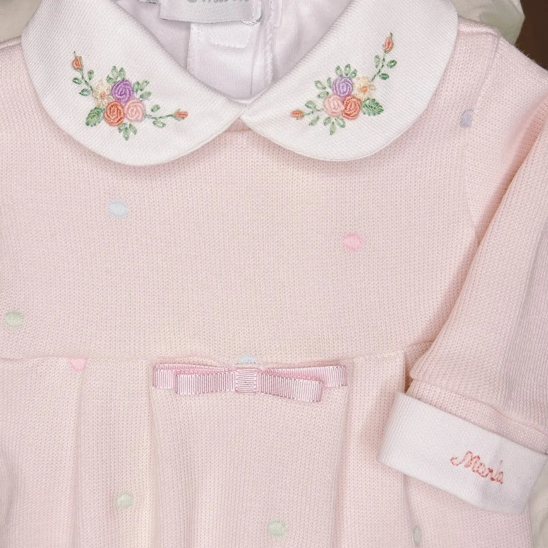 body maria em malha branca com gola de bebê bordada com flores delicadas, manga longa e nome bordado no punho