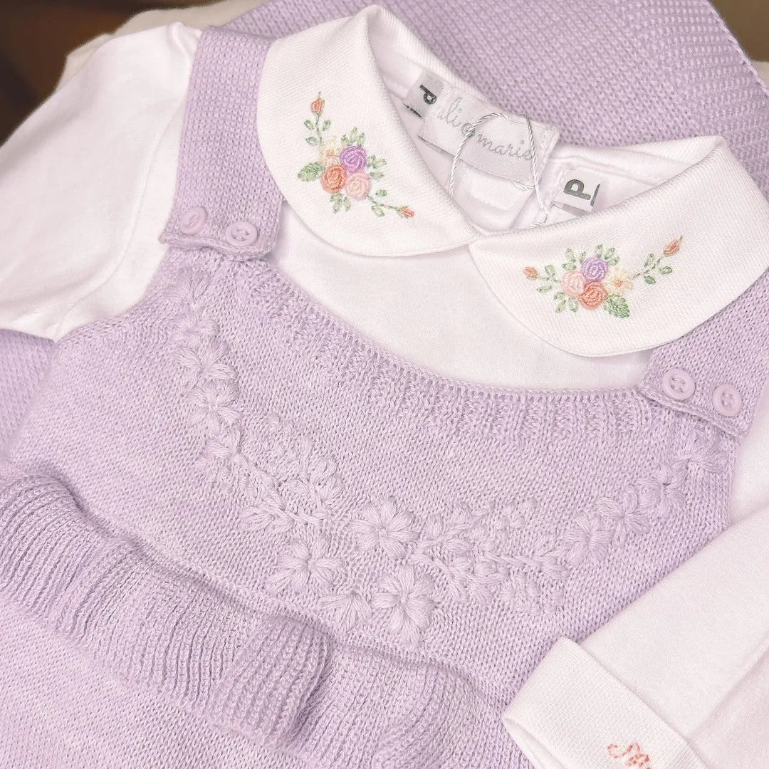 body maria em malha branca com gola de bebê bordada com flores delicadas, manga longa e nome bordado no punho