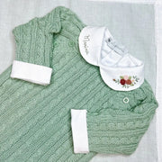 body marina em tricô verde-água com gola branca bordada, detalhes florais e nome "marina" delicadamente costurado