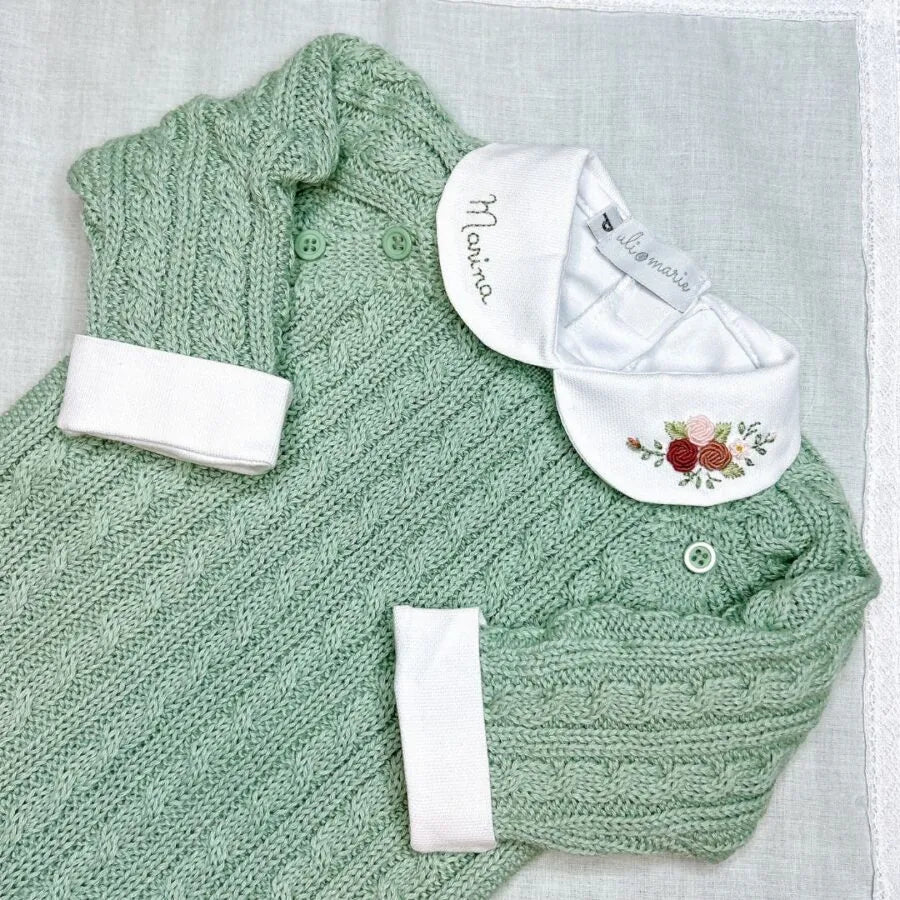body marina em tricô verde-água com gola branca bordada, detalhes florais e nome "marina" delicadamente costurado