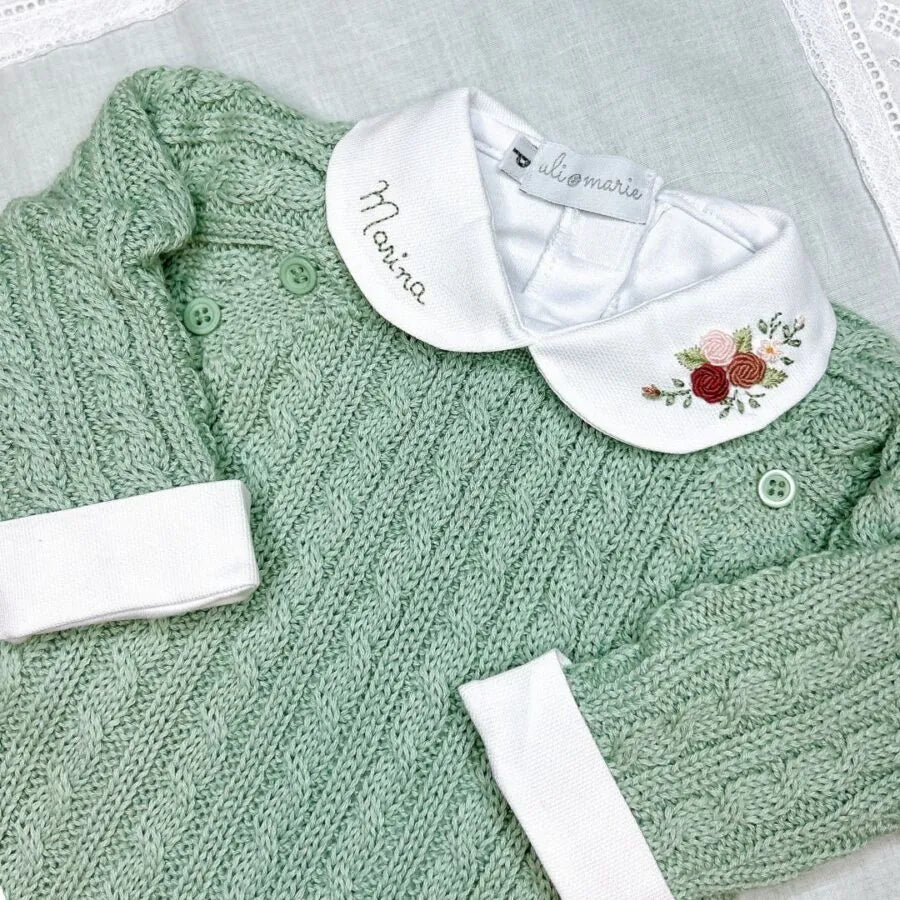 body marina em tricô verde-água com gola branca bordada, detalhes florais e nome "marina" delicadamente costurado