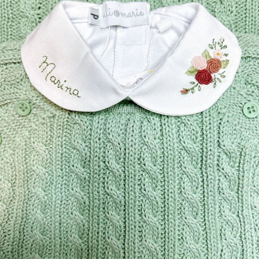 body marina em tricô verde-água com gola branca bordada, detalhes florais e nome "marina" delicadamente costurado
