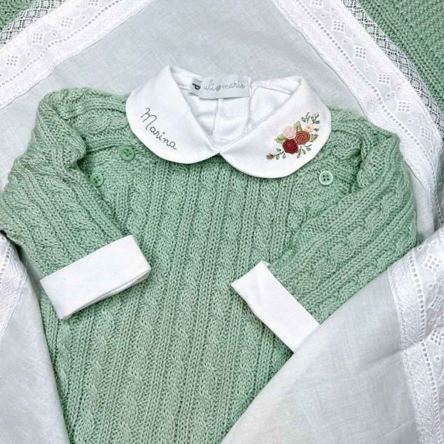 body marina em tricô verde-água com gola branca bordada, detalhes florais e nome "marina" delicadamente costurado