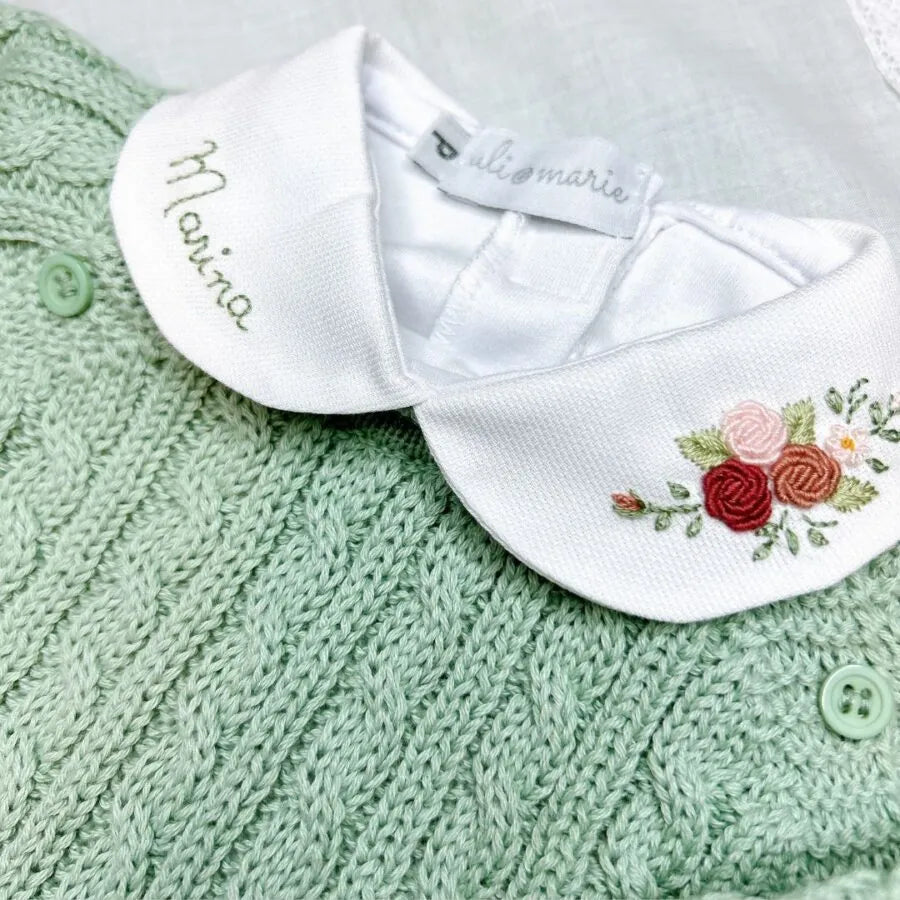 body marina em tricô verde-água com gola branca bordada, detalhes florais e nome "marina" delicadamente costurado