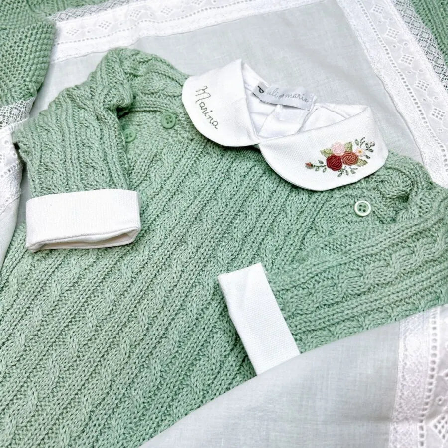 body marina em tricô verde-água com gola branca bordada, detalhes florais e nome "marina" delicadamente costurado