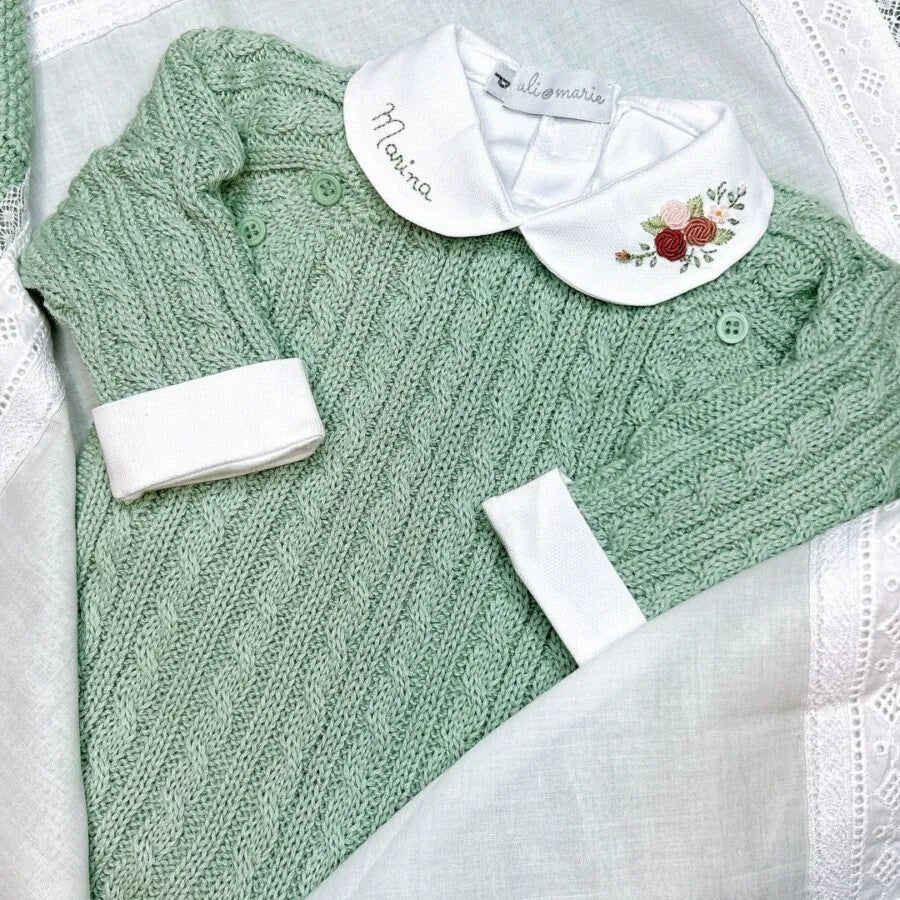 body marina em tricô verde-água com gola branca bordada, detalhes florais e nome "marina" delicadamente costurado
