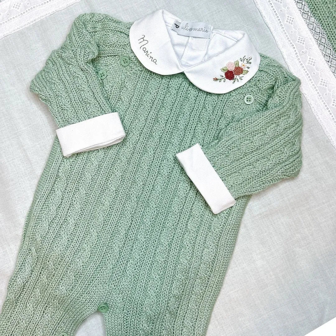 body marina em tricô verde-água com gola branca bordada, detalhes florais e nome "marina" delicadamente costurado