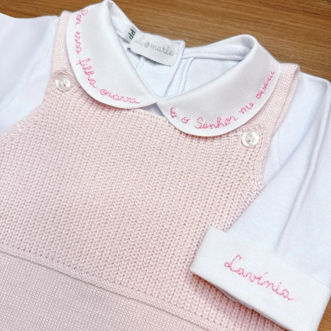 body milagre branco com gola peter pan bordada em vermelho com frase religiosa e detalhe de botão vermelho no punho