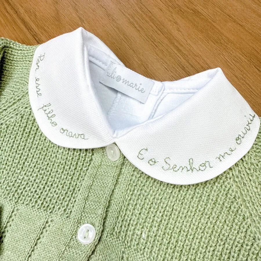body milagre branco com gola peter pan bordada em vermelho com frase religiosa e detalhe de botão vermelho no punho